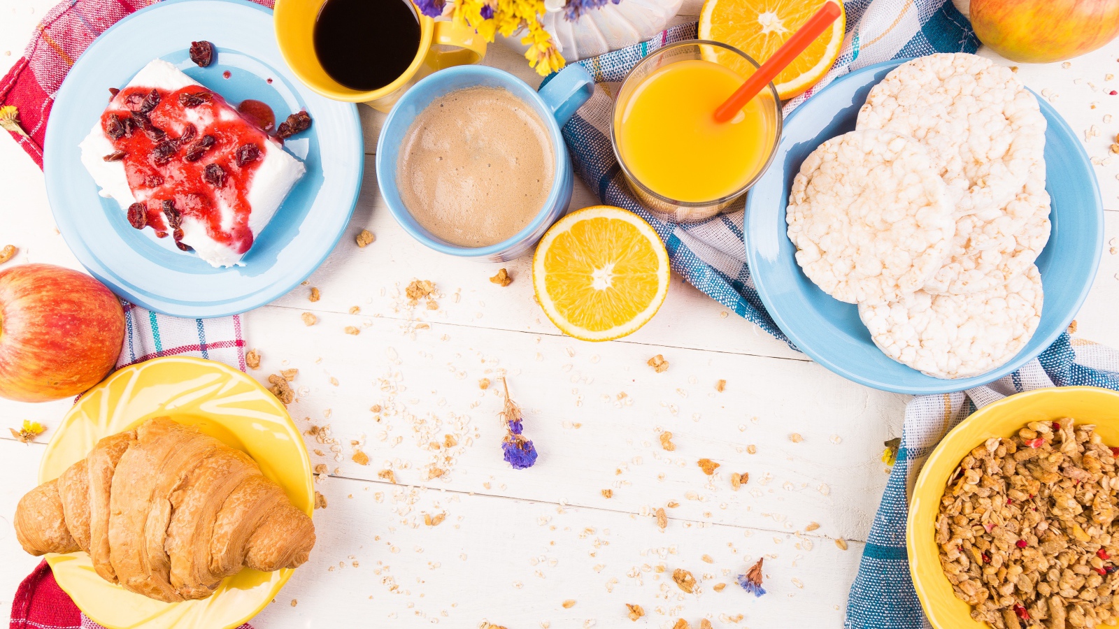 Аппетитный завтрак на столе