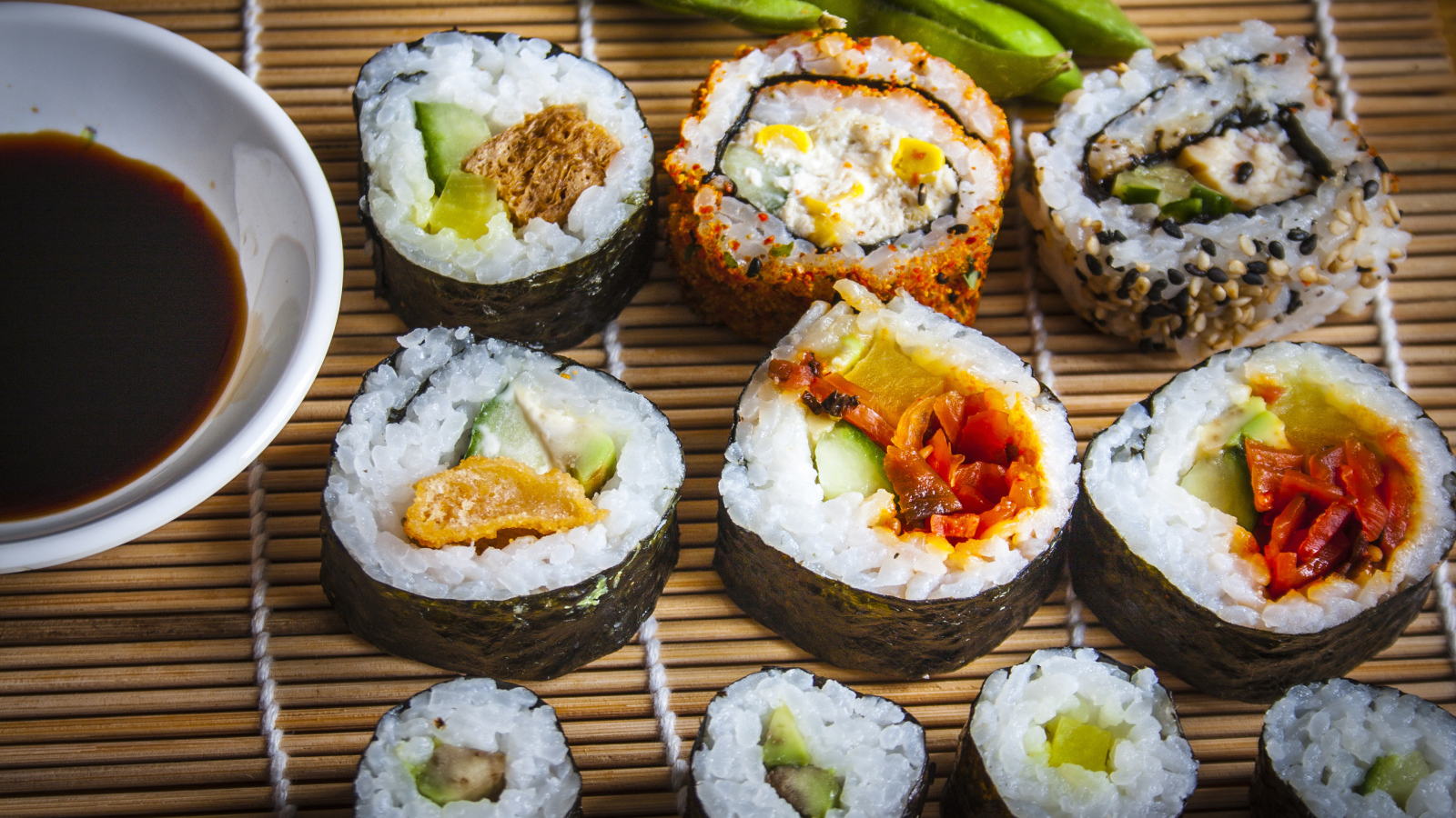 Аппетитные роллы с соевым соусом на бамбуковой салфетке 