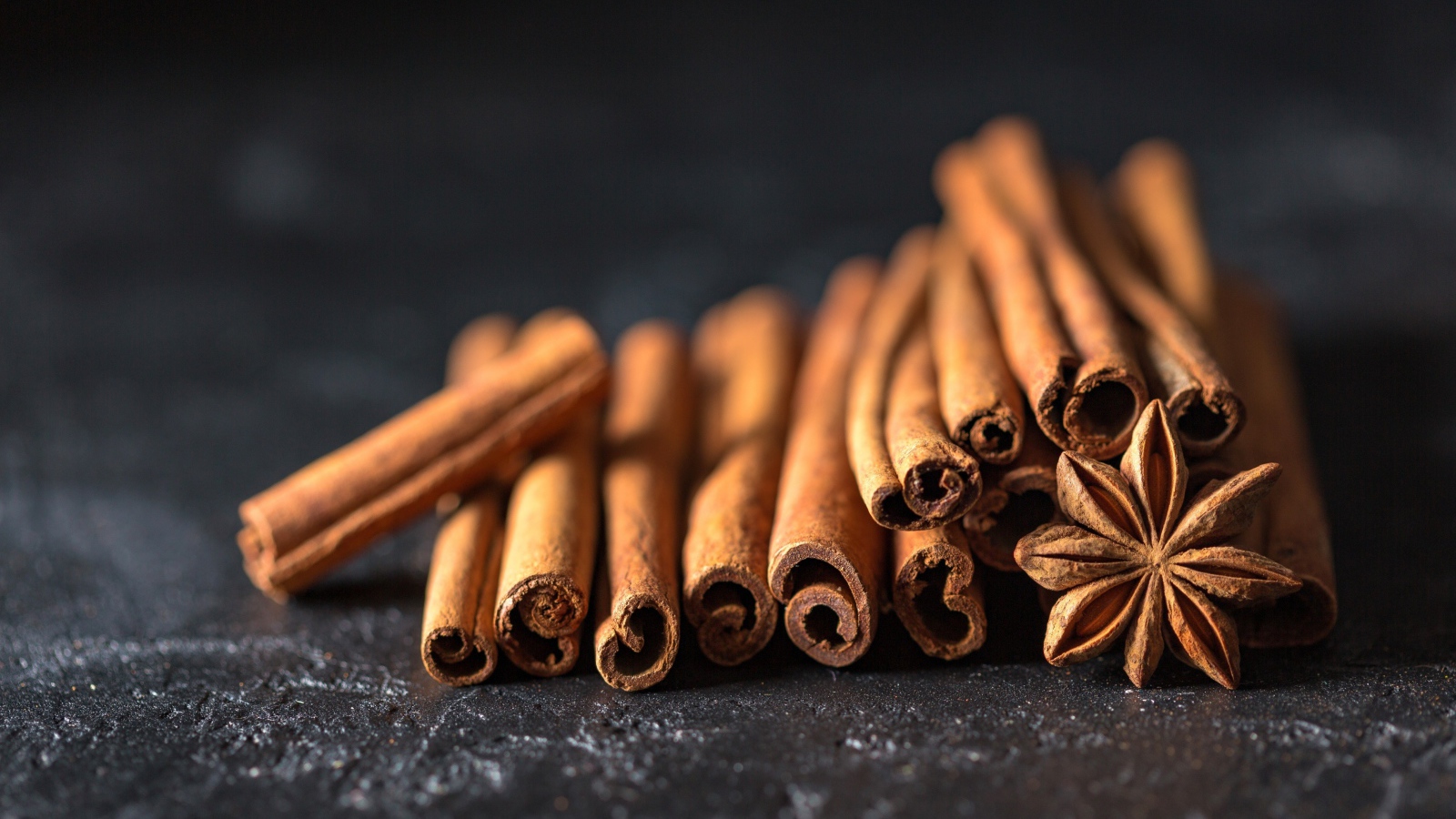 Палочки корицы с бадьяном на столе