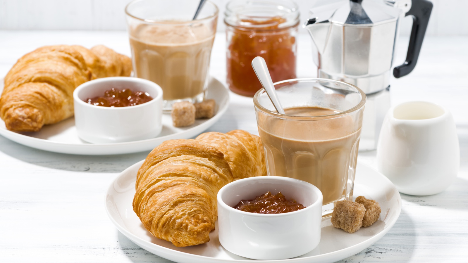 Какао с джемом и круассанами на завтрак