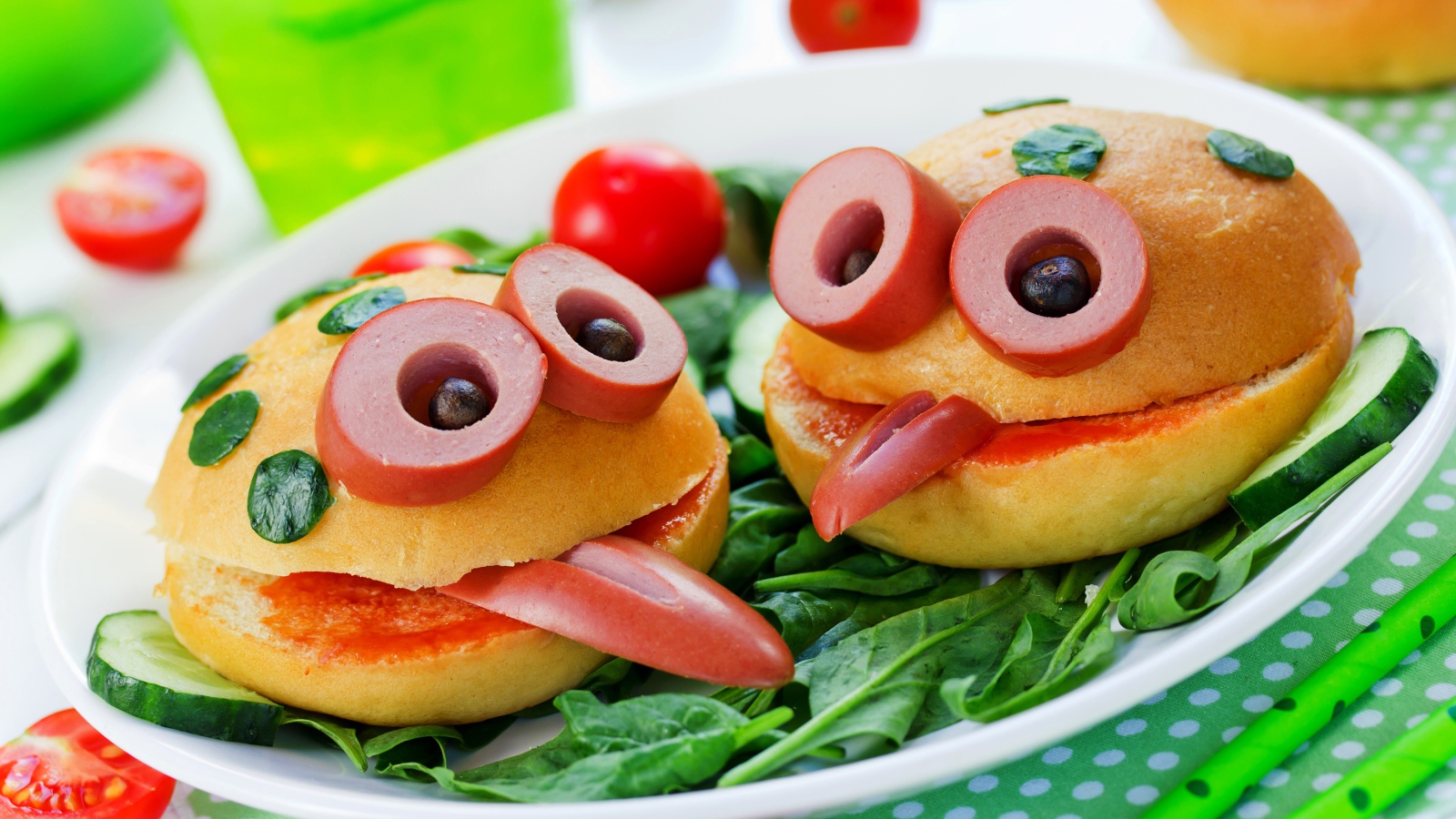 Креативные булочки с овощами и сосисками