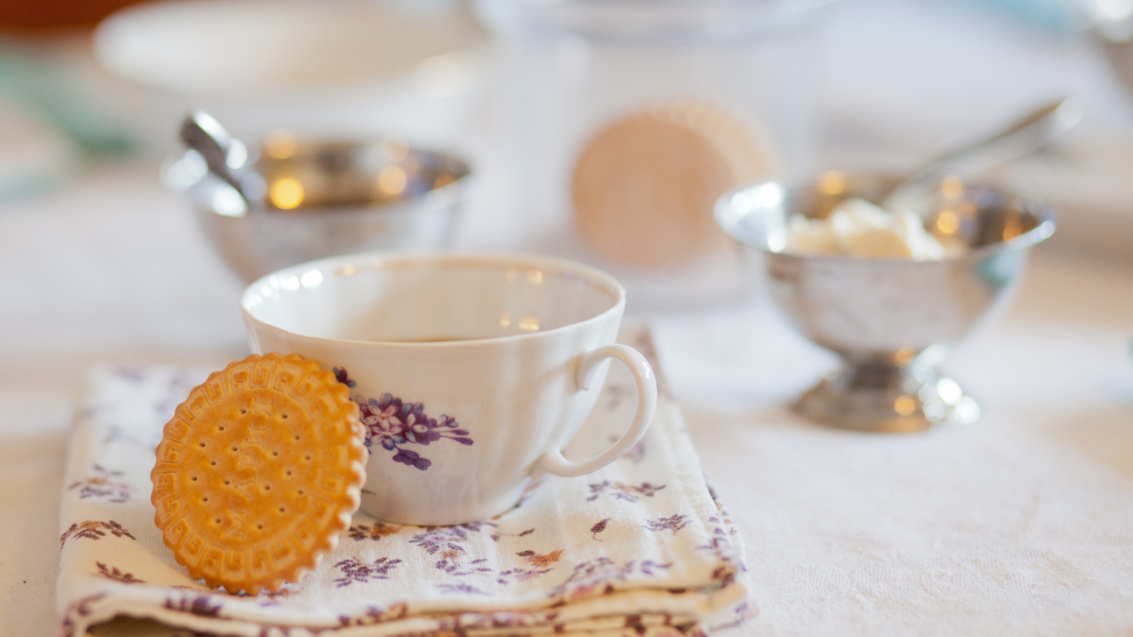 Чашка чаю с печеньем Мария на столе