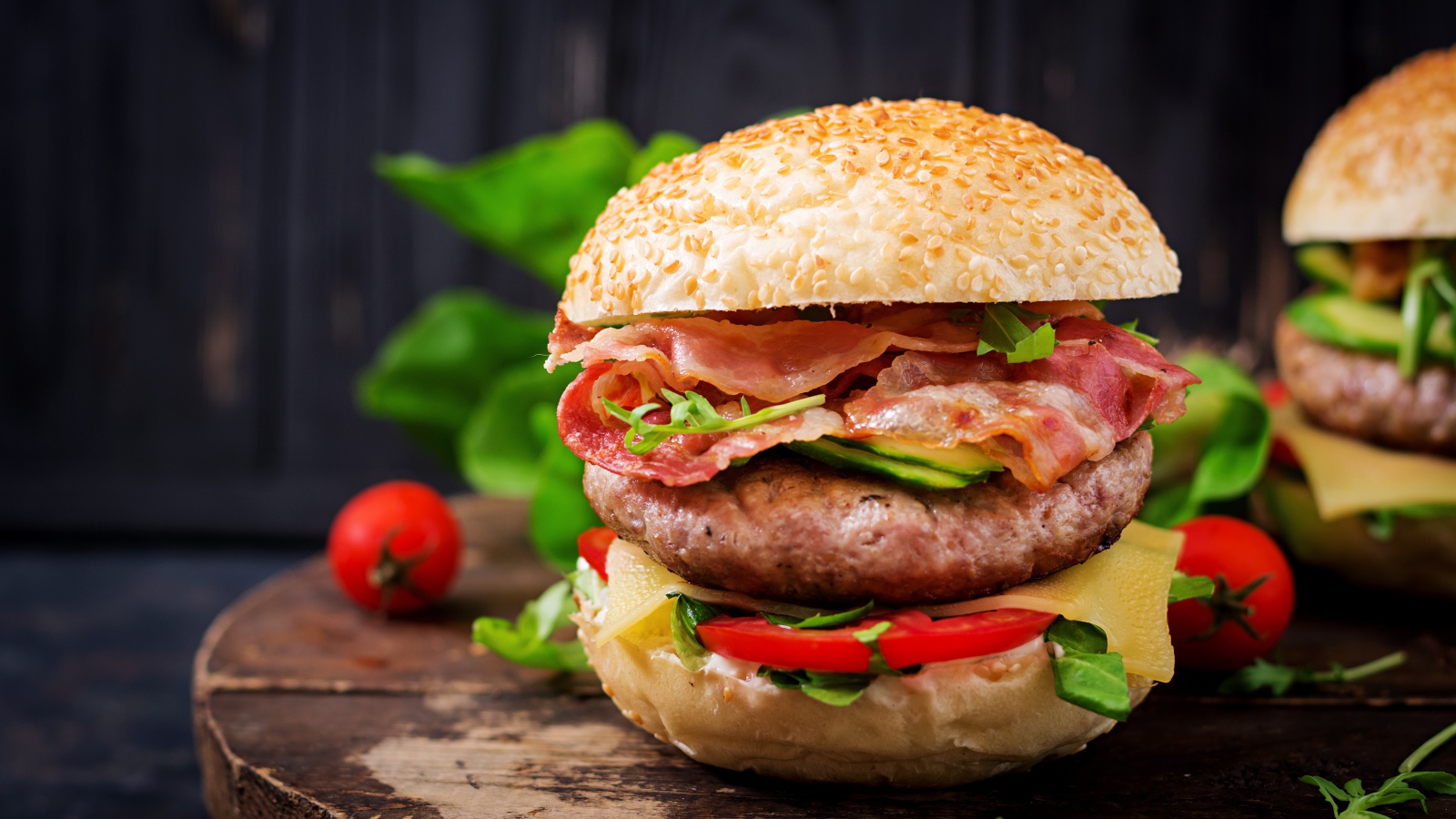 Вкусный аппетитный гамбургер с беконом 