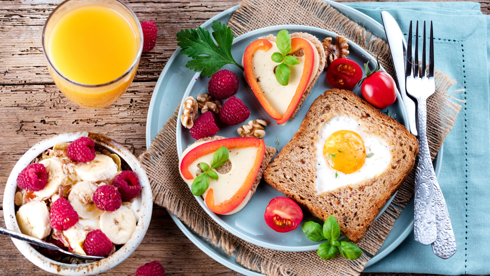 Вкусный легкий завтрак на столе с апельсиновым соком