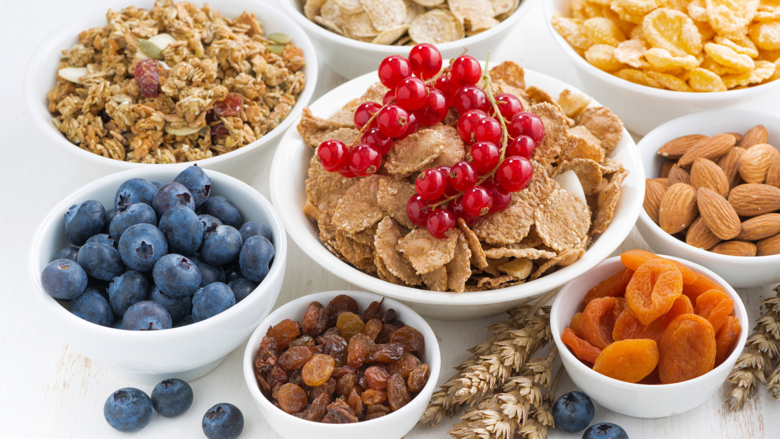 Хлопья на завтрак с орехами, ягодами и сухофруктами