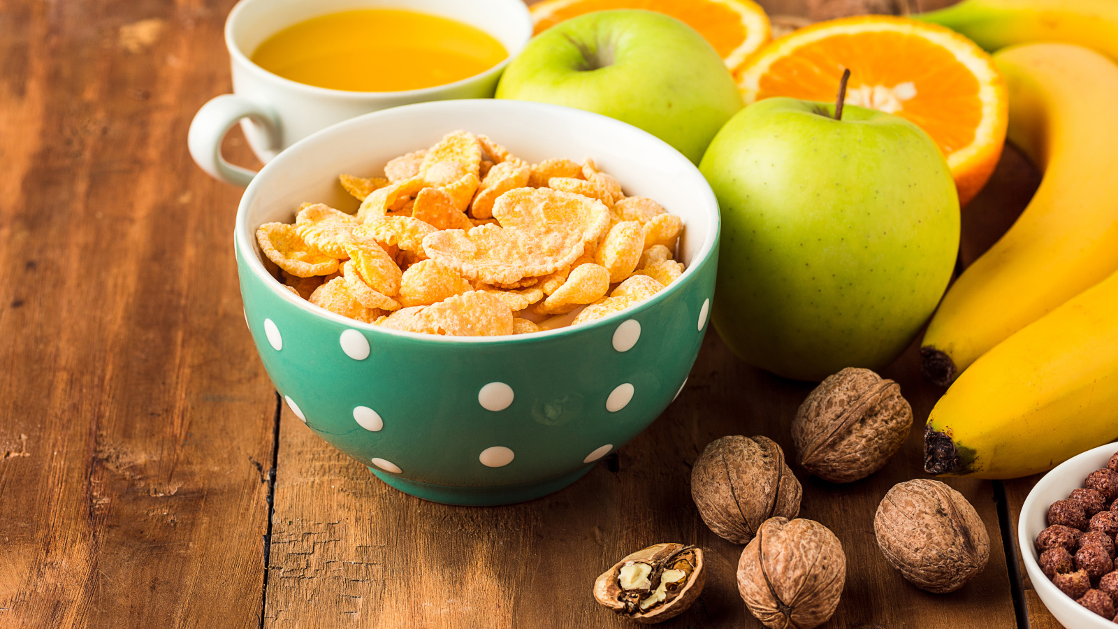 Хлопья с фруктами и орехами на столе
