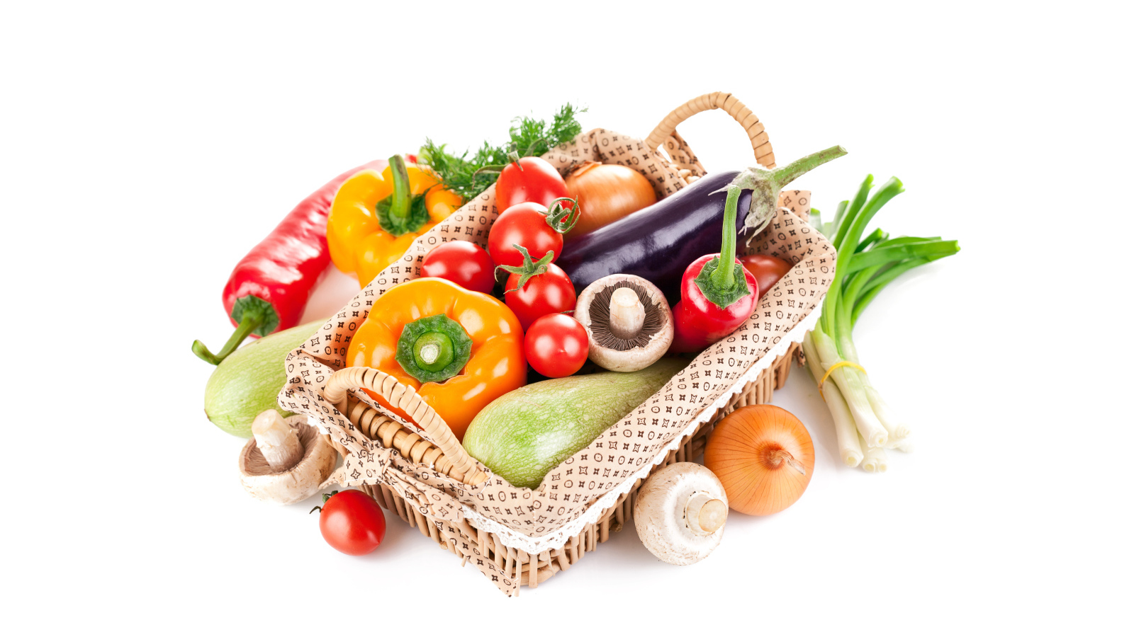 Свежие овощи в корзине на белом фоне