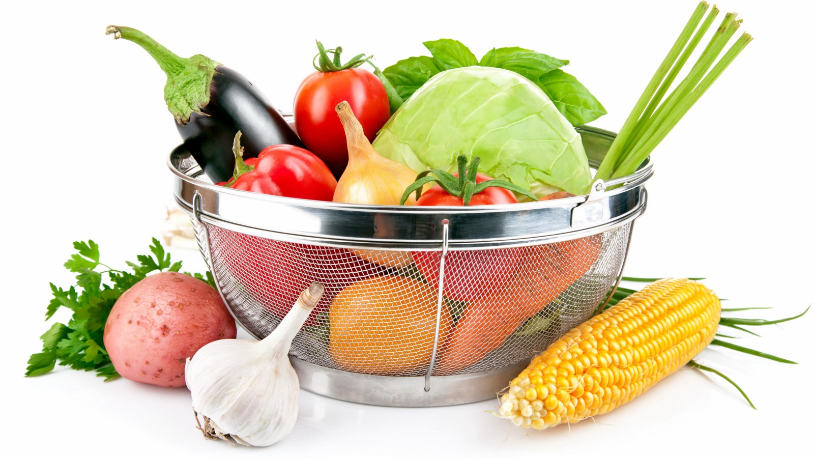 Свежие овощи помидоры, капуста, баклажаны, кукуруза и картофель с чесноком на белом фоне