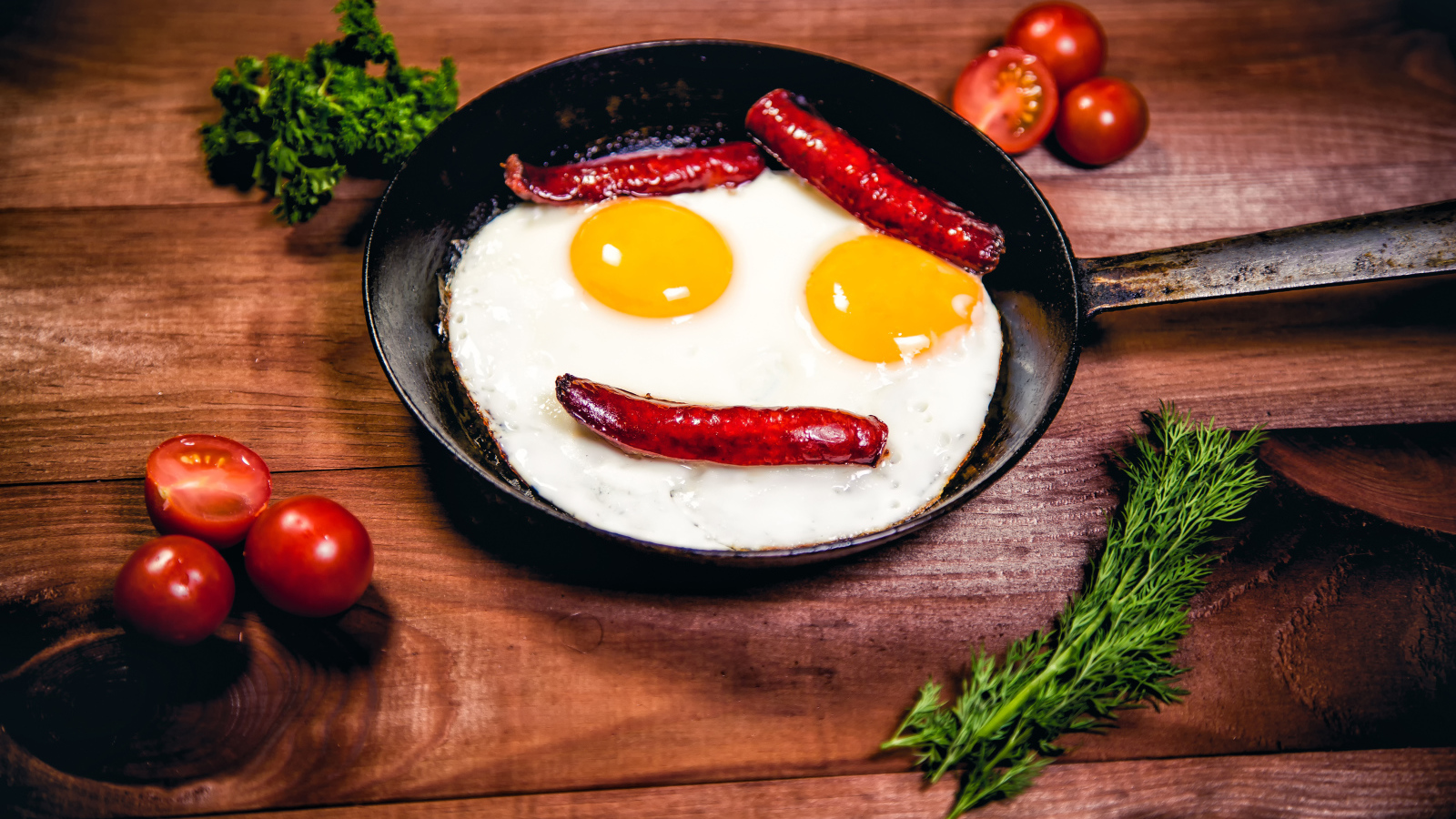 Яичница с сосисками на сковороде