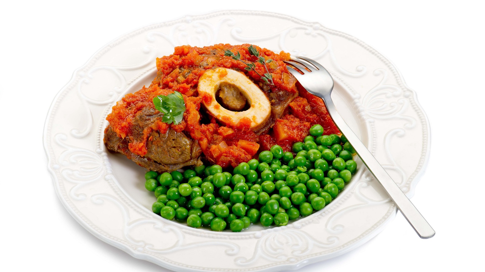 Зеленый горошек на белой тарелке с мясом