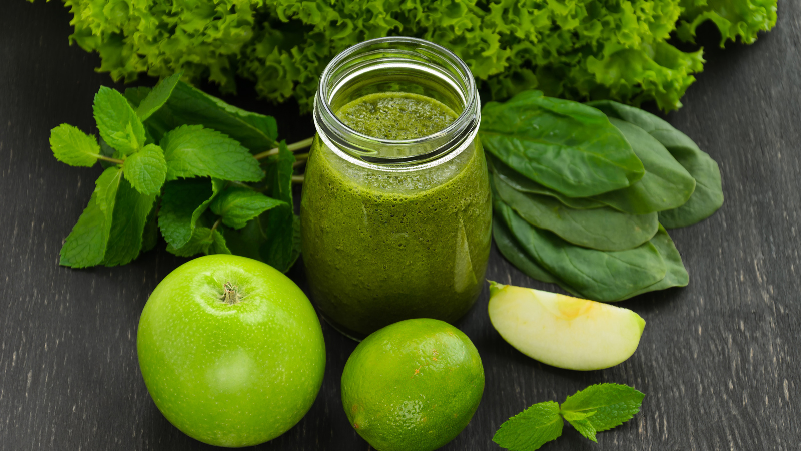 Зеленые смузи с яблоком, лаймом, зеленью 