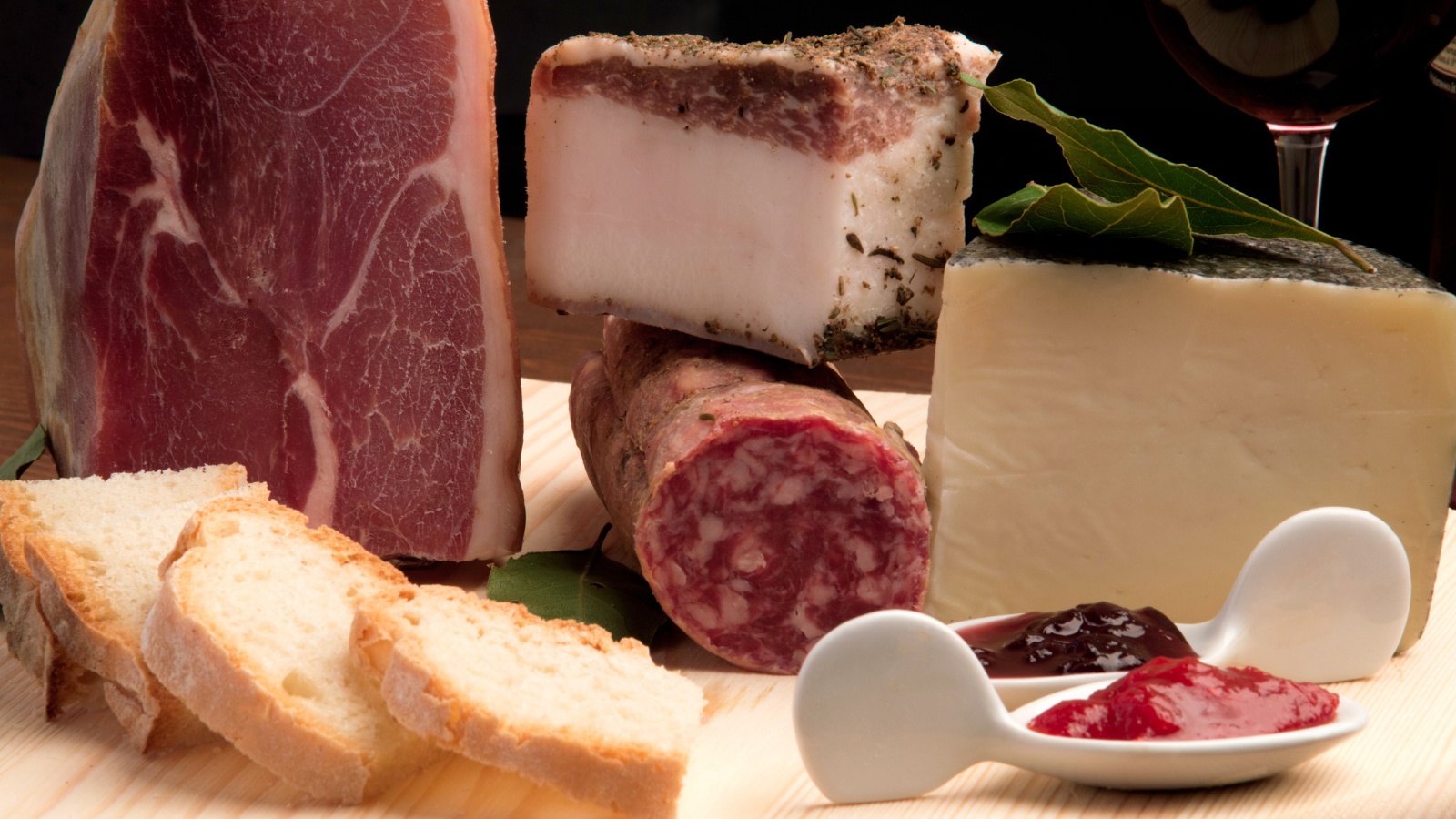 Ветчина, сало, колбаса,сыр и хлеб на столе