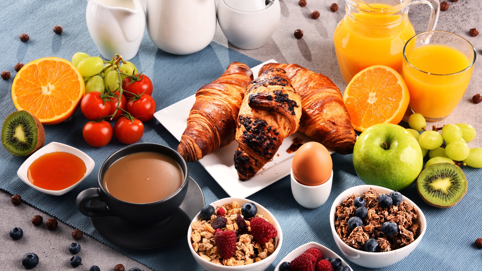 Здоровый вкусный завтрак на столе