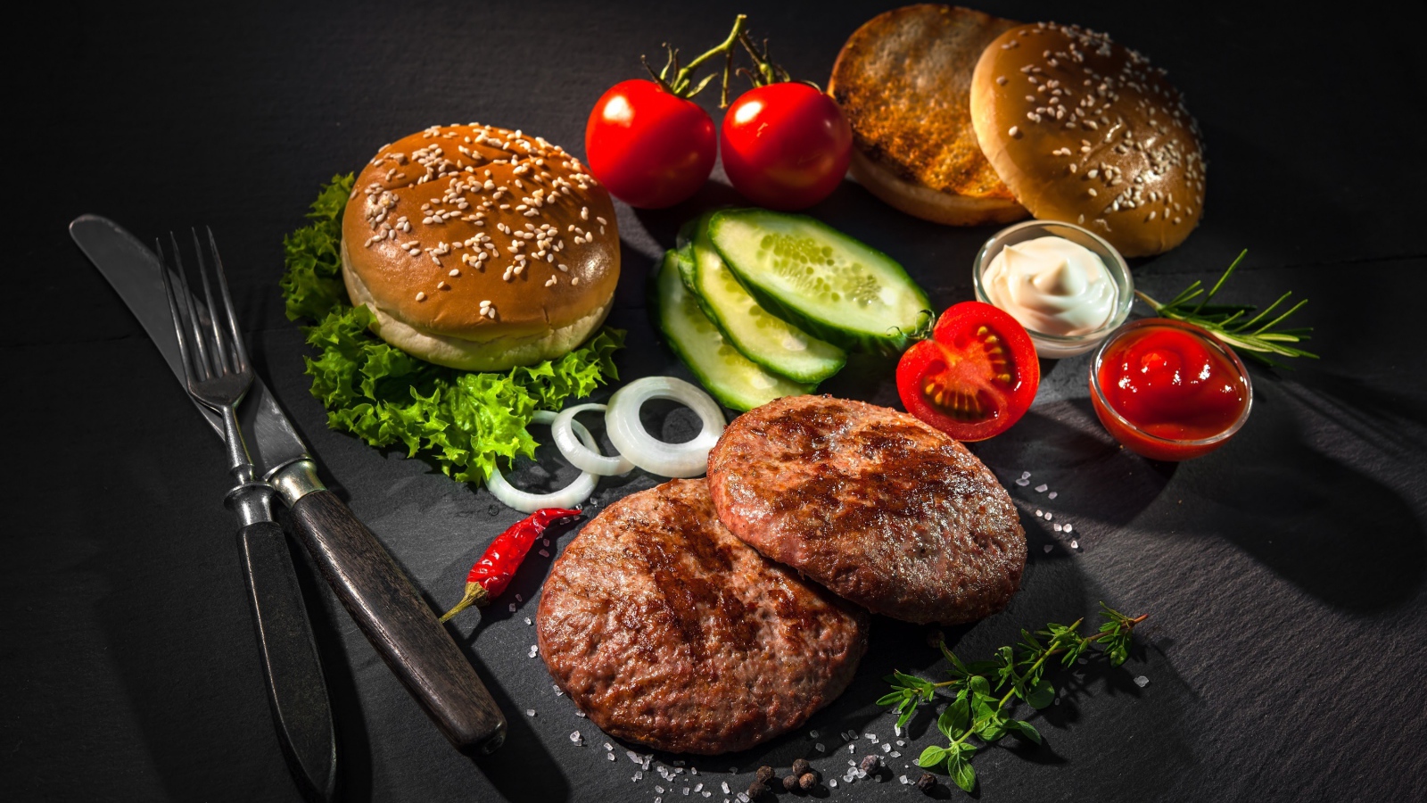 Ингредиенты для гамбургера на столе 