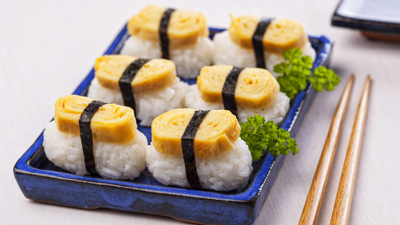 Японская еда на столе с палочками  