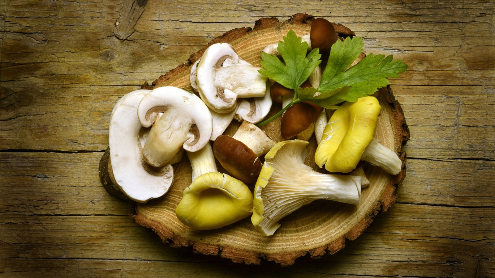 Грибы на деревянной разделочной доске