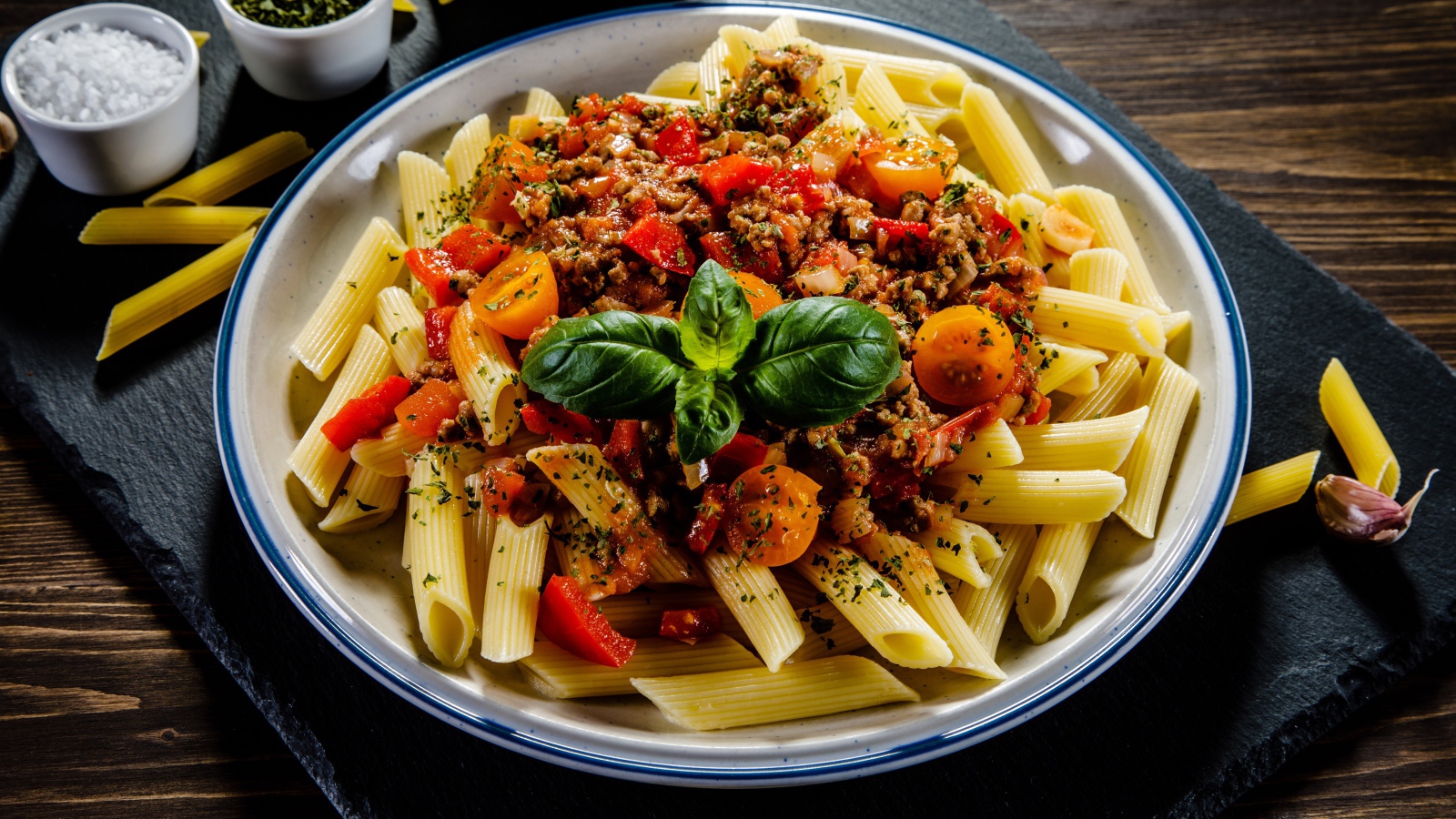 Макароны с фаршем и помидорами на столе