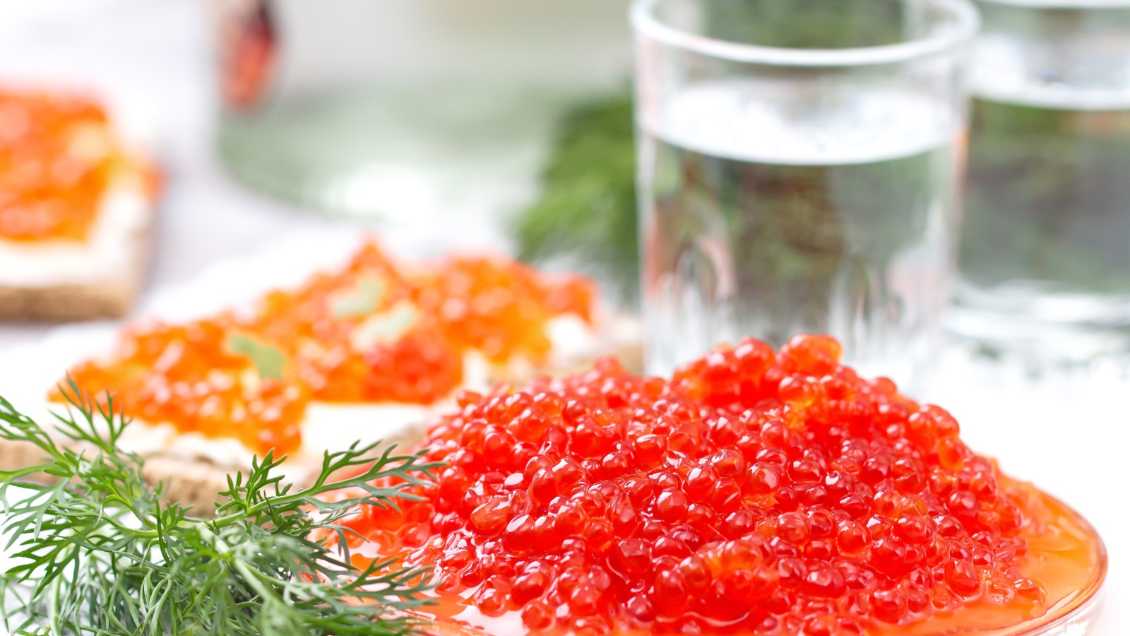 Красная икра с укропом на праздничном столе