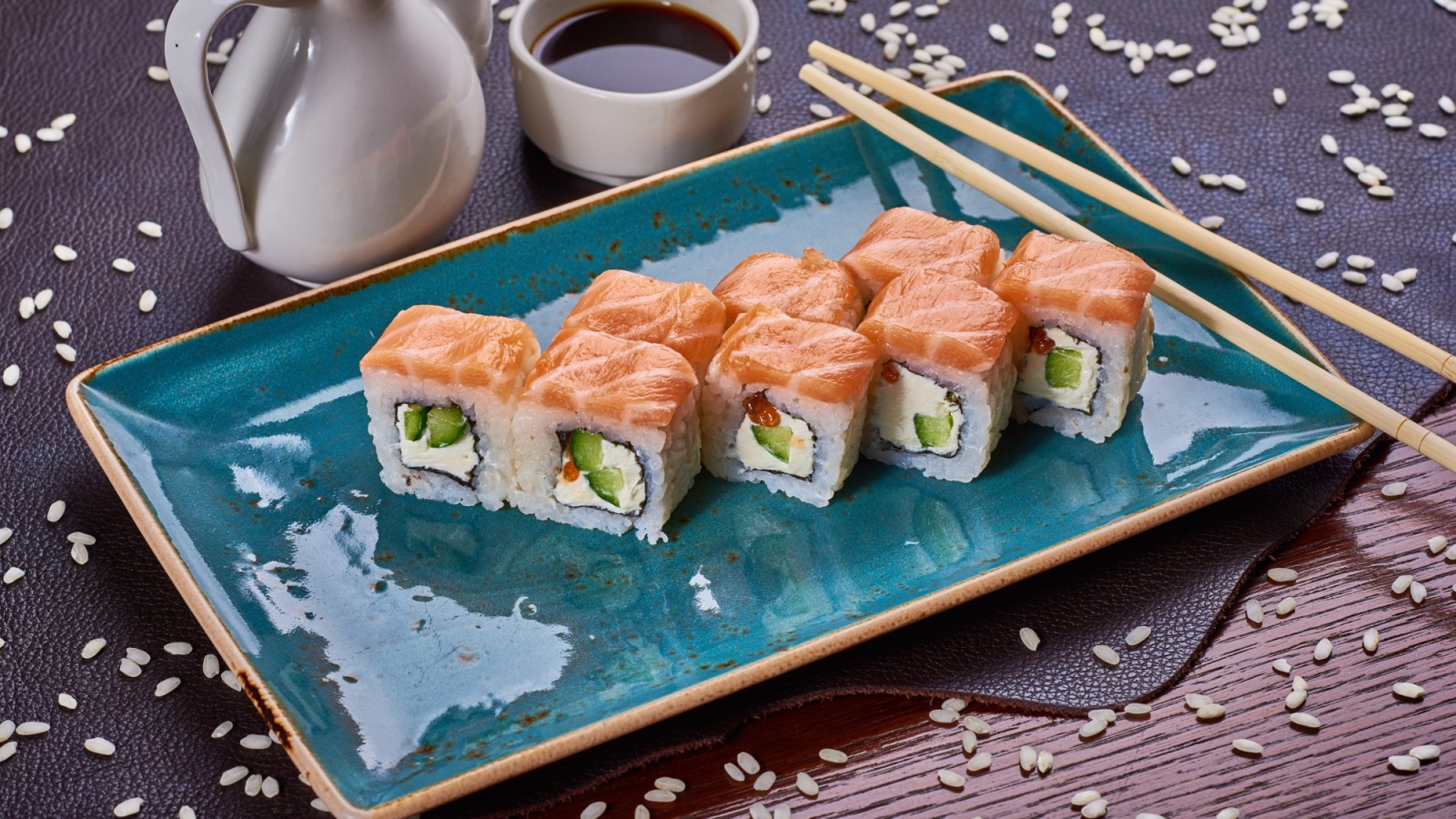 Роллы Филадельфия на столе с соевым соусом