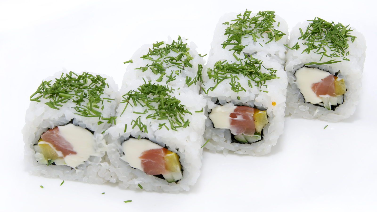 Роллы с рисом и зеленью на белом фоне