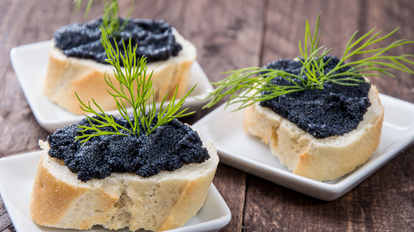 Бутерброды с черной икрой и укропом