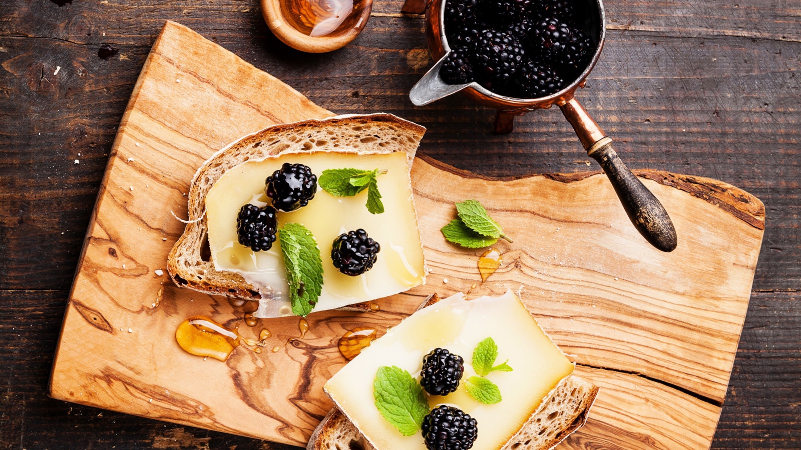 Бутерброды с сыром, медом и ягодами черники