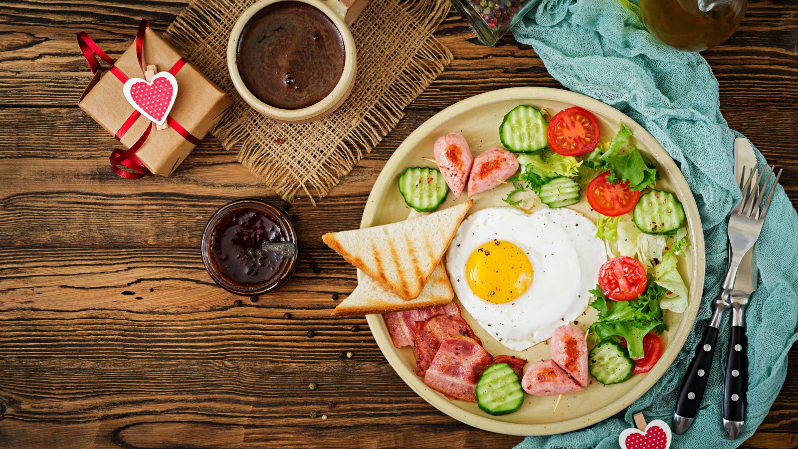 Яичница с беконом и овощами на столе с кофе к завтраку