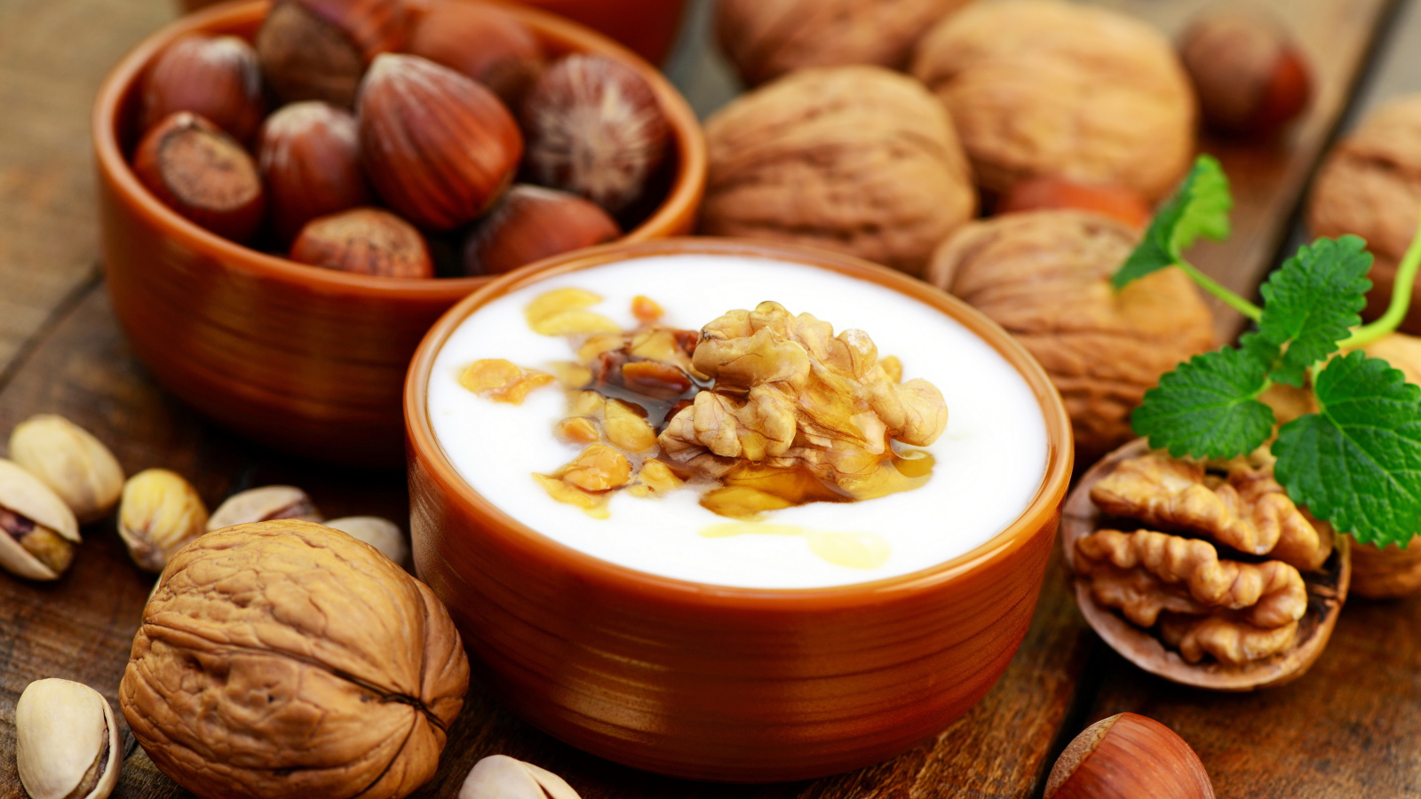 Йогурт с грецкими орехами, фундуком и фисташками