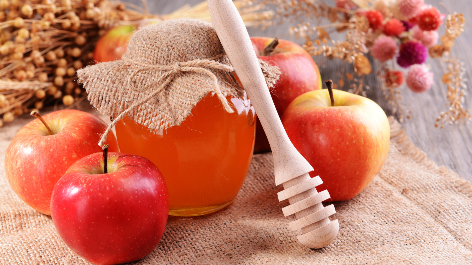 Банка меда с красными яблоками