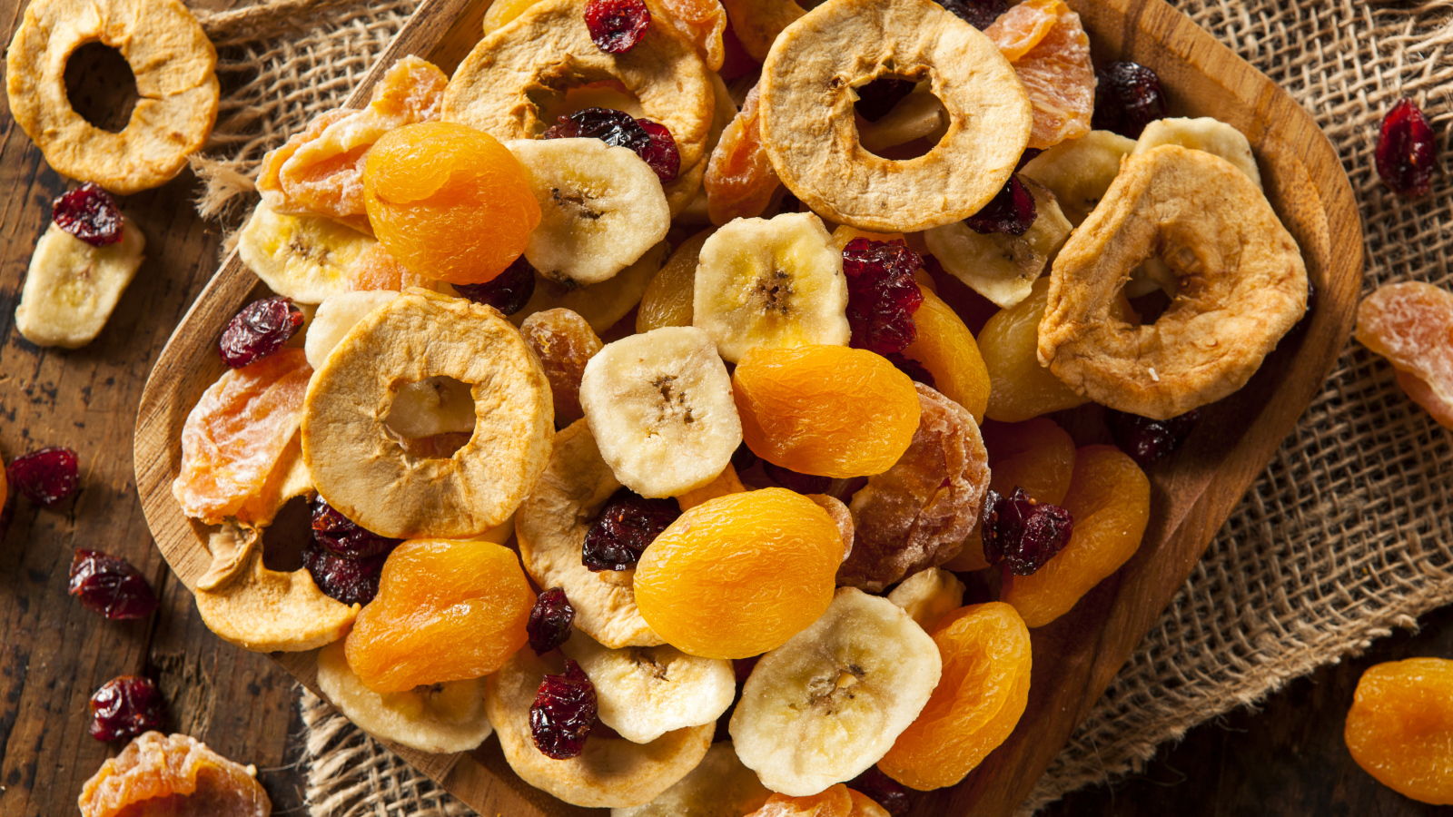 Аппетитные сухофрукты на подносе крупным планом