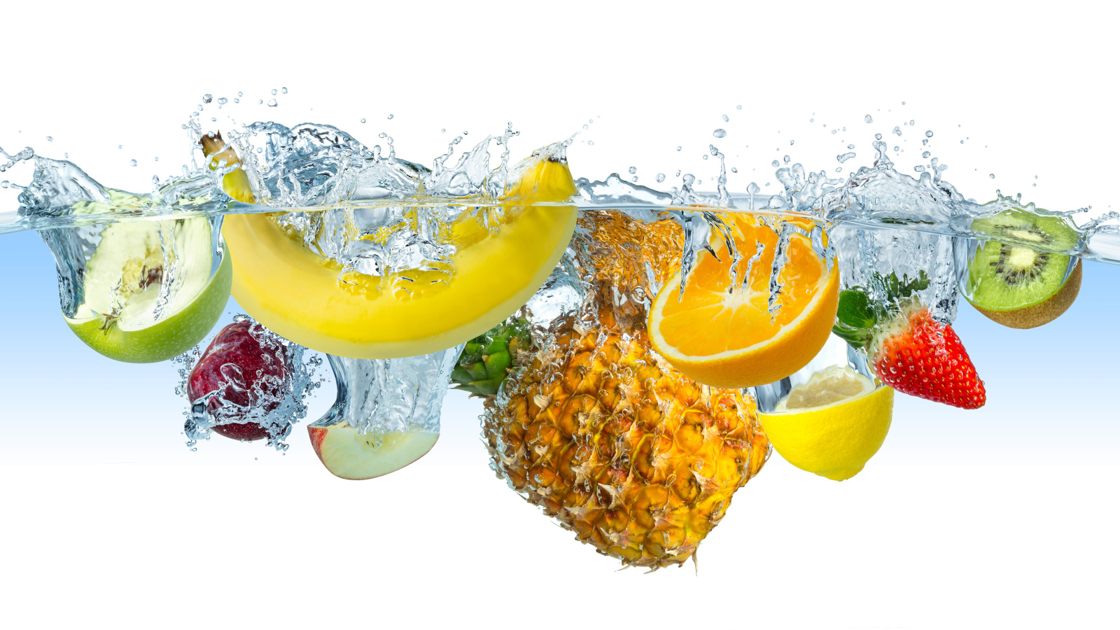 Аппетитные свежие ягоды и фрукты в воде на белом фоне