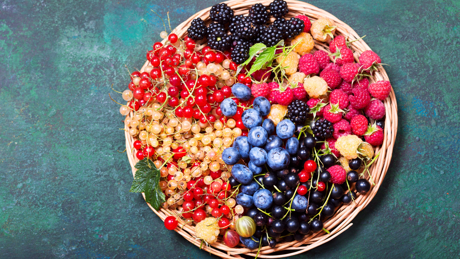 Аппетитные свежие ягоды на столе вид сверху