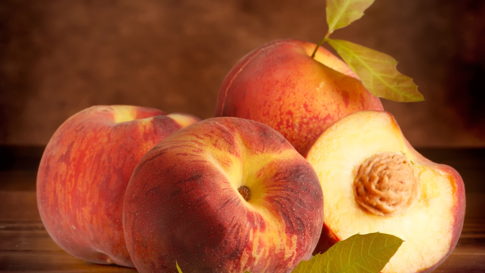 Аппетитные сочные спелые персики крупным планом