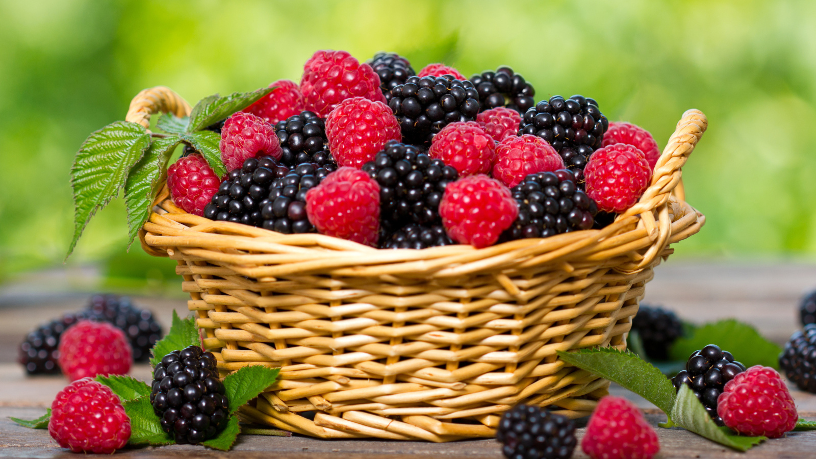 Корзина с ягодами малины и ежевики