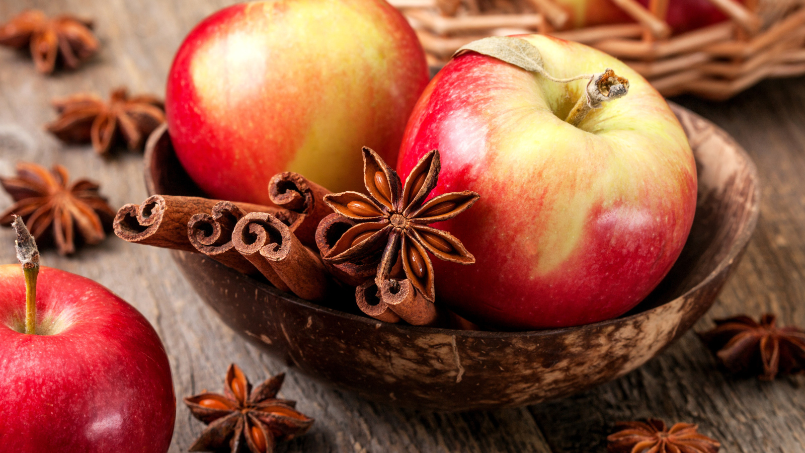 Красивые красные яблоки на столе с бадьяном и корицей