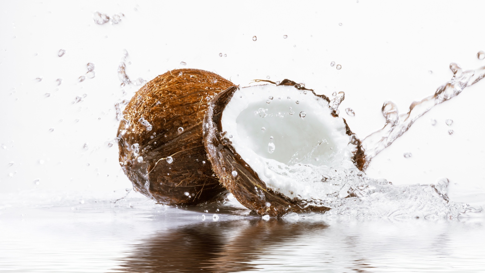Кокосы в воде на белом фоне