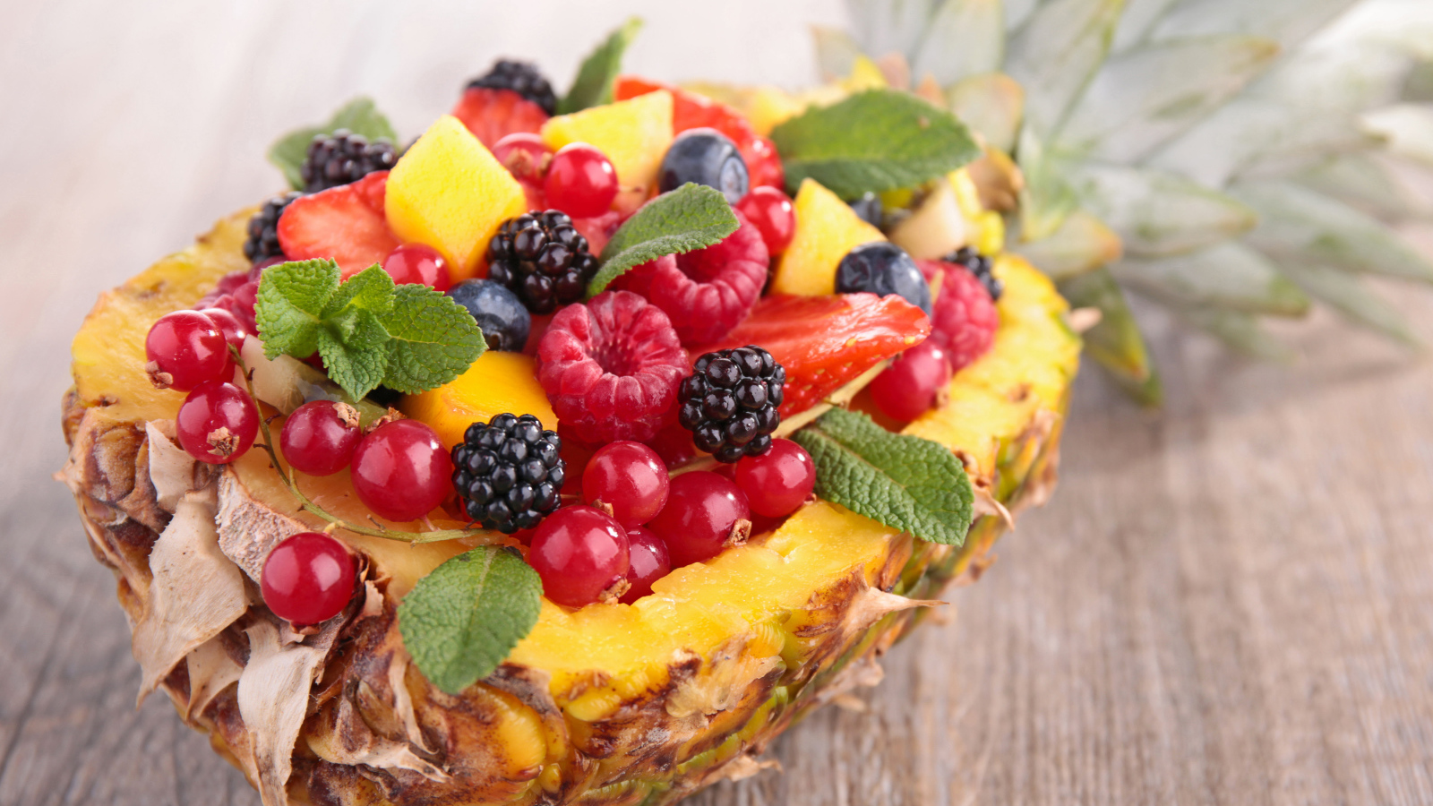 Свежие ягоды в ананасе