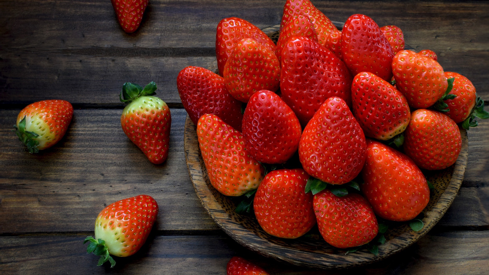 Спелая красная клубника на деревянном столе