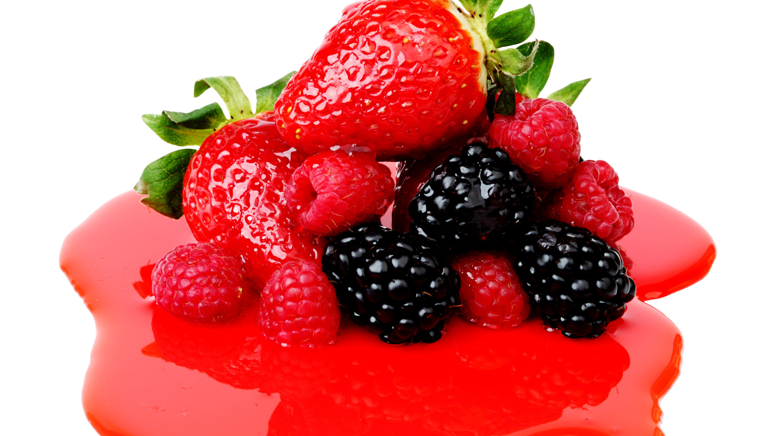 Клубника, малина и черника с сиропом на белом фоне