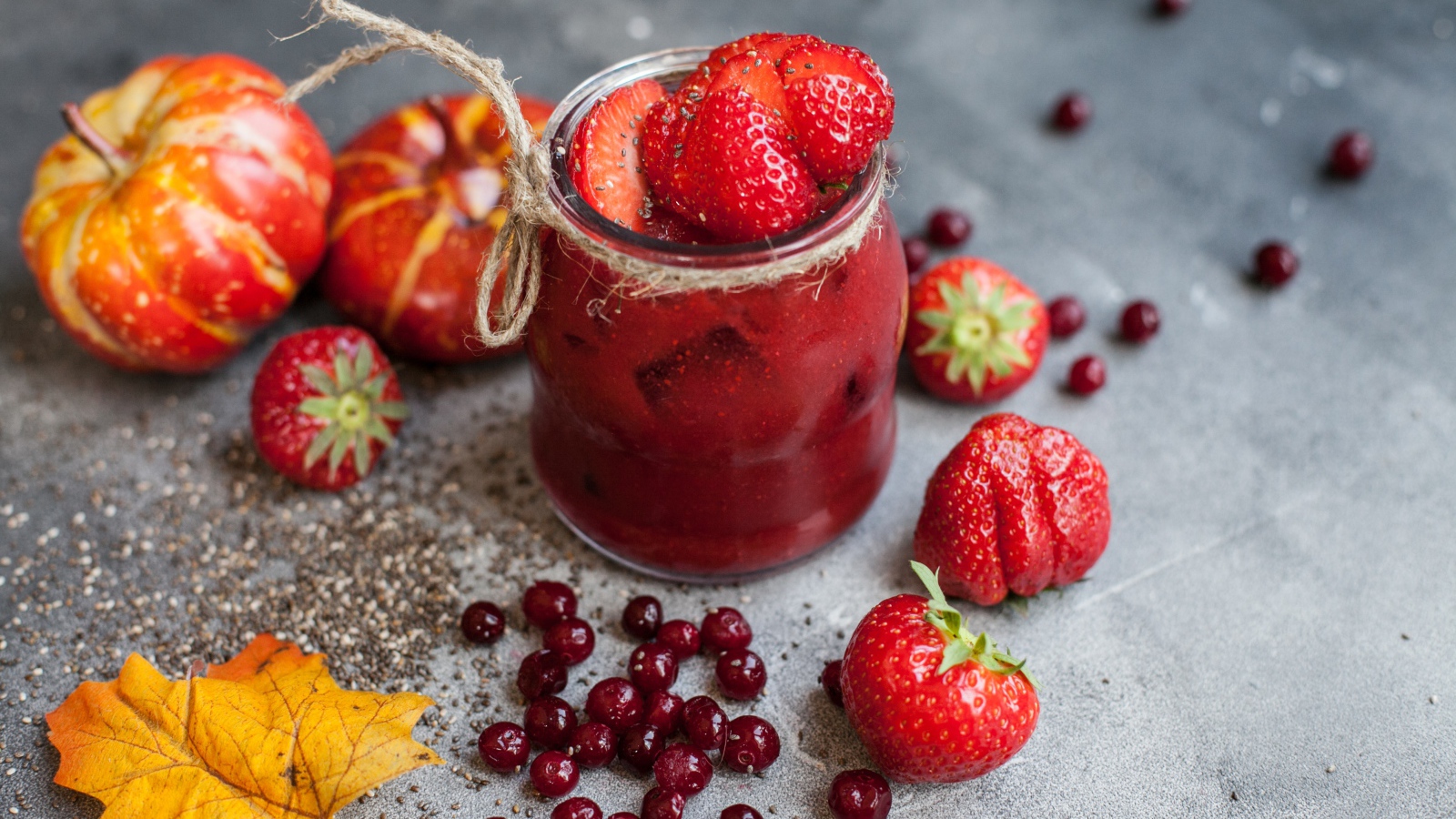 Клубничный смузи с ягодами клюквы