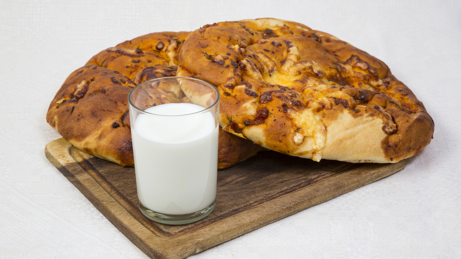 Две свежие булочки со стаканом молока