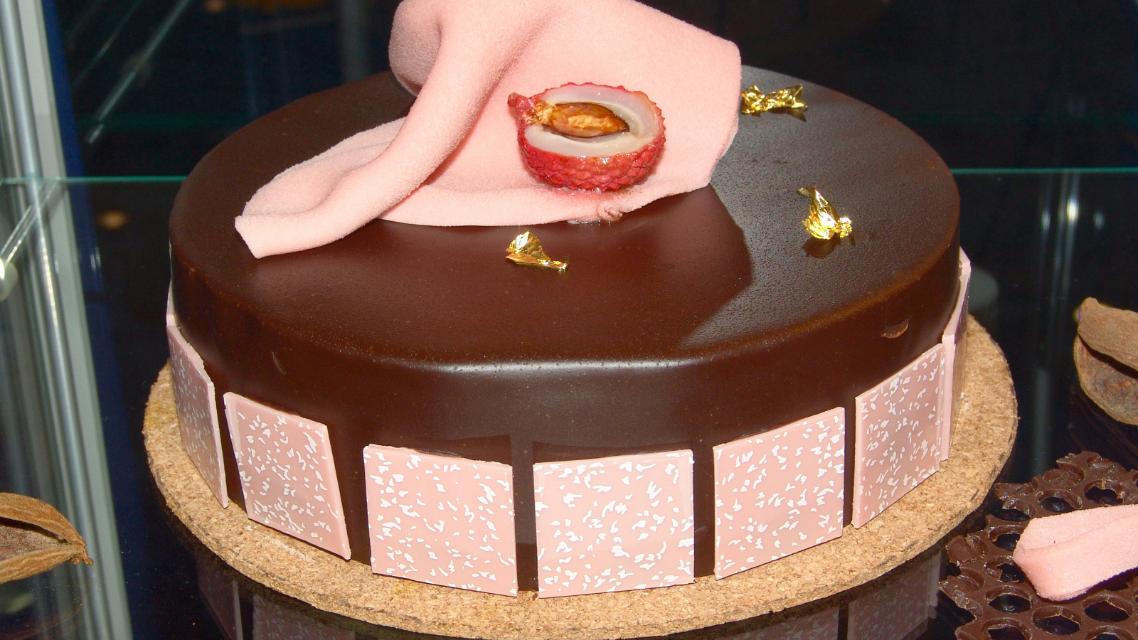 Красивый шоколадный торт с розовыми вставками 