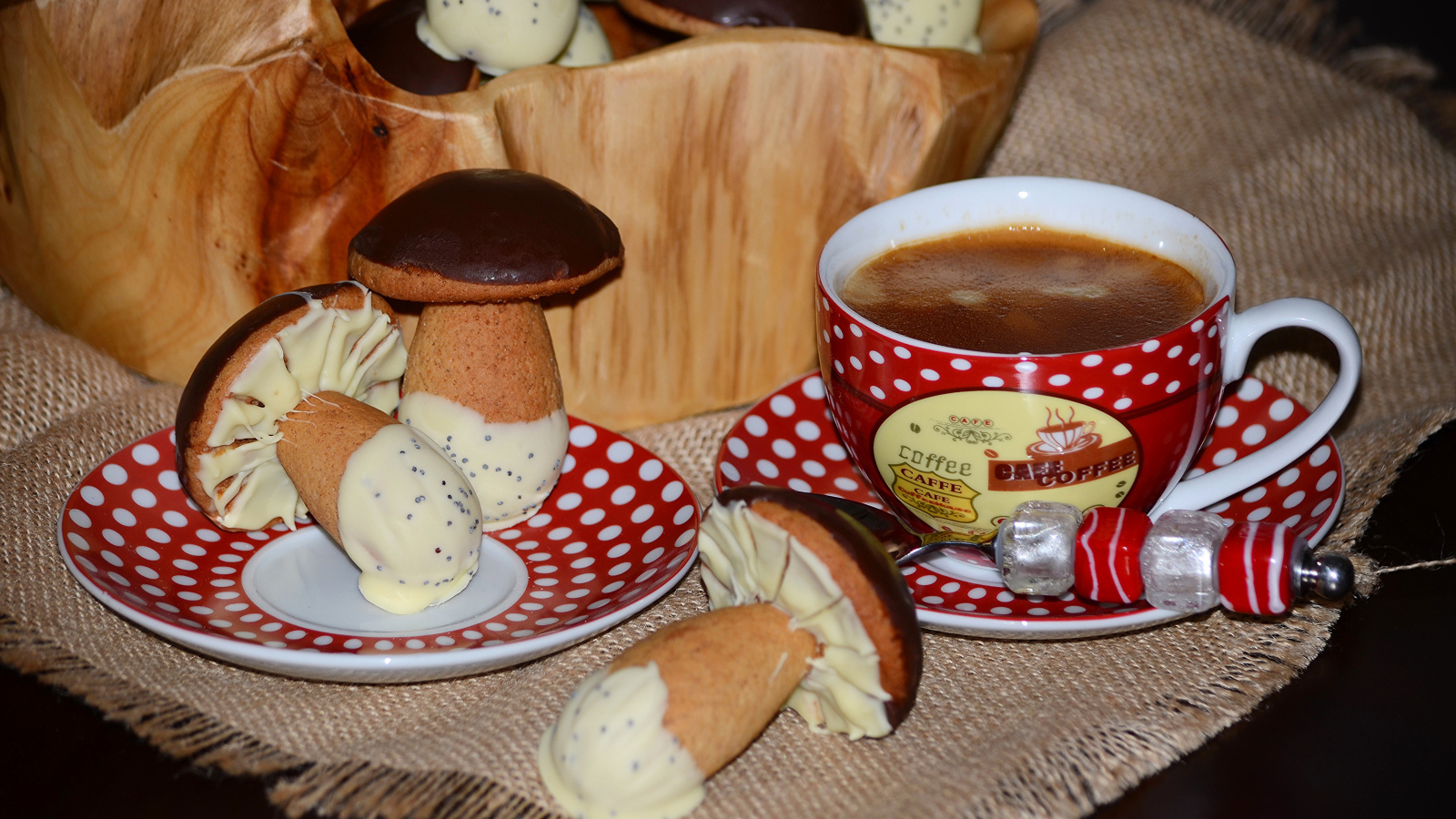 Чашка кофе на столе с печеньем грибочки 