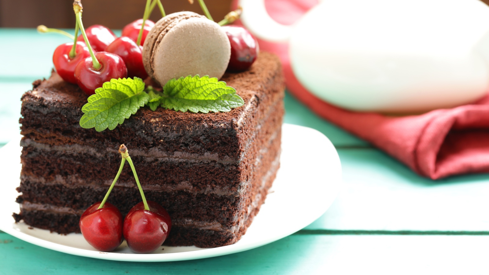 Кусок шоколадного торта с ягодами черешни 