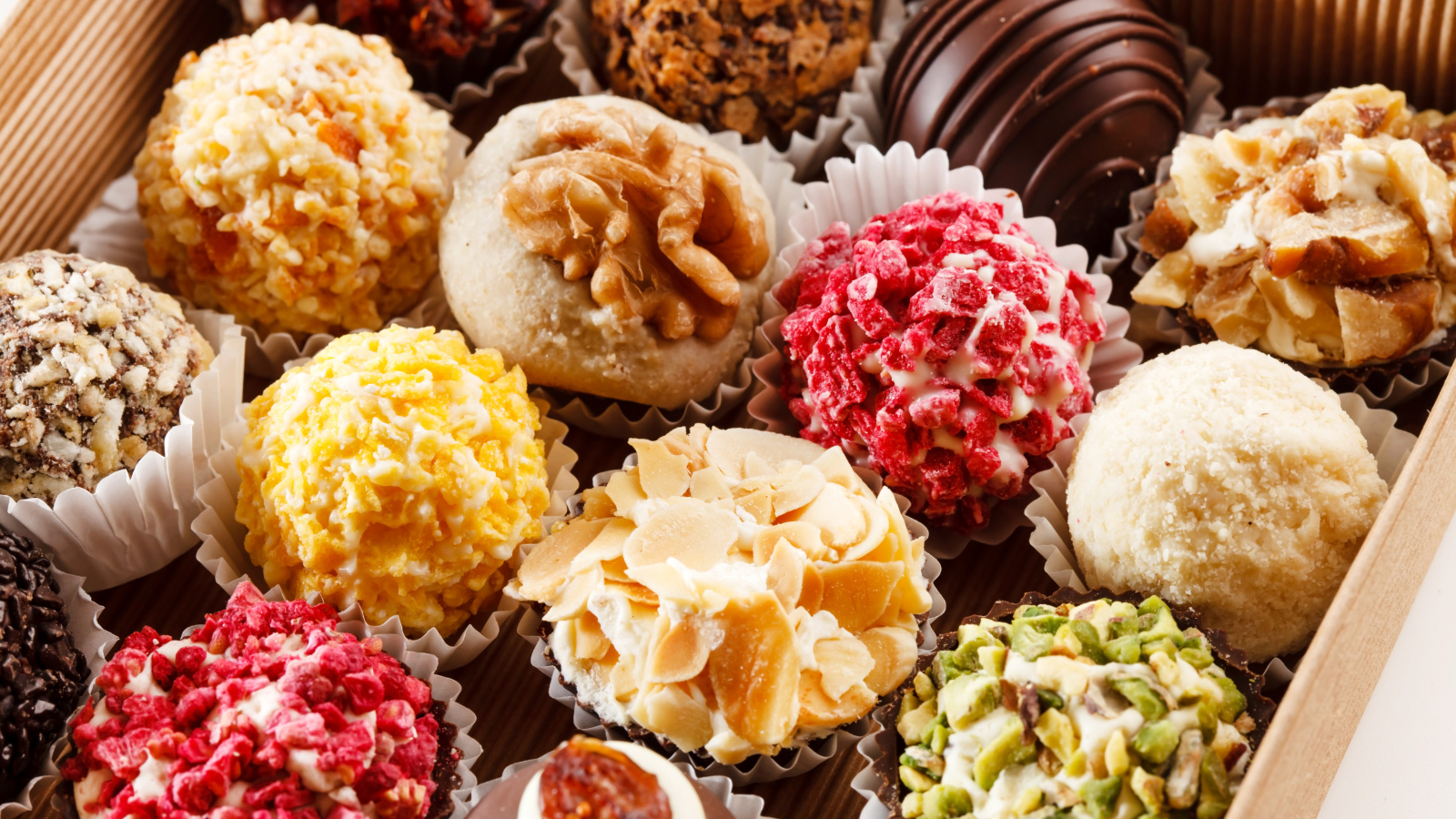 Аппетитные конфеты ассорти в коробке