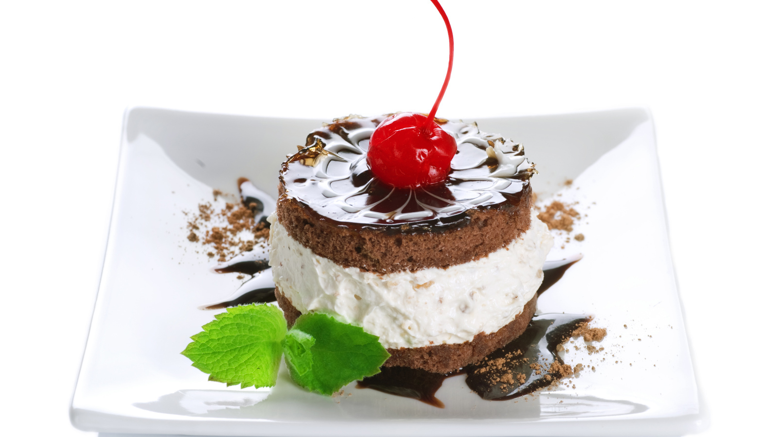 Аппетитное пирожное с вишней на белом фоне