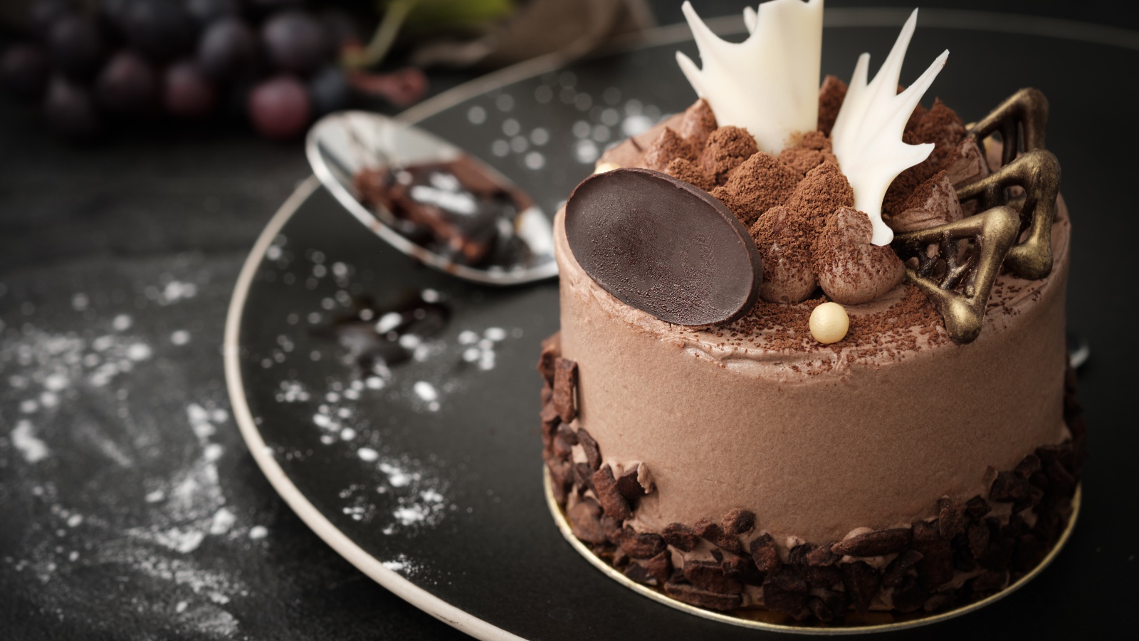 Аппетитный торт с шоколадом