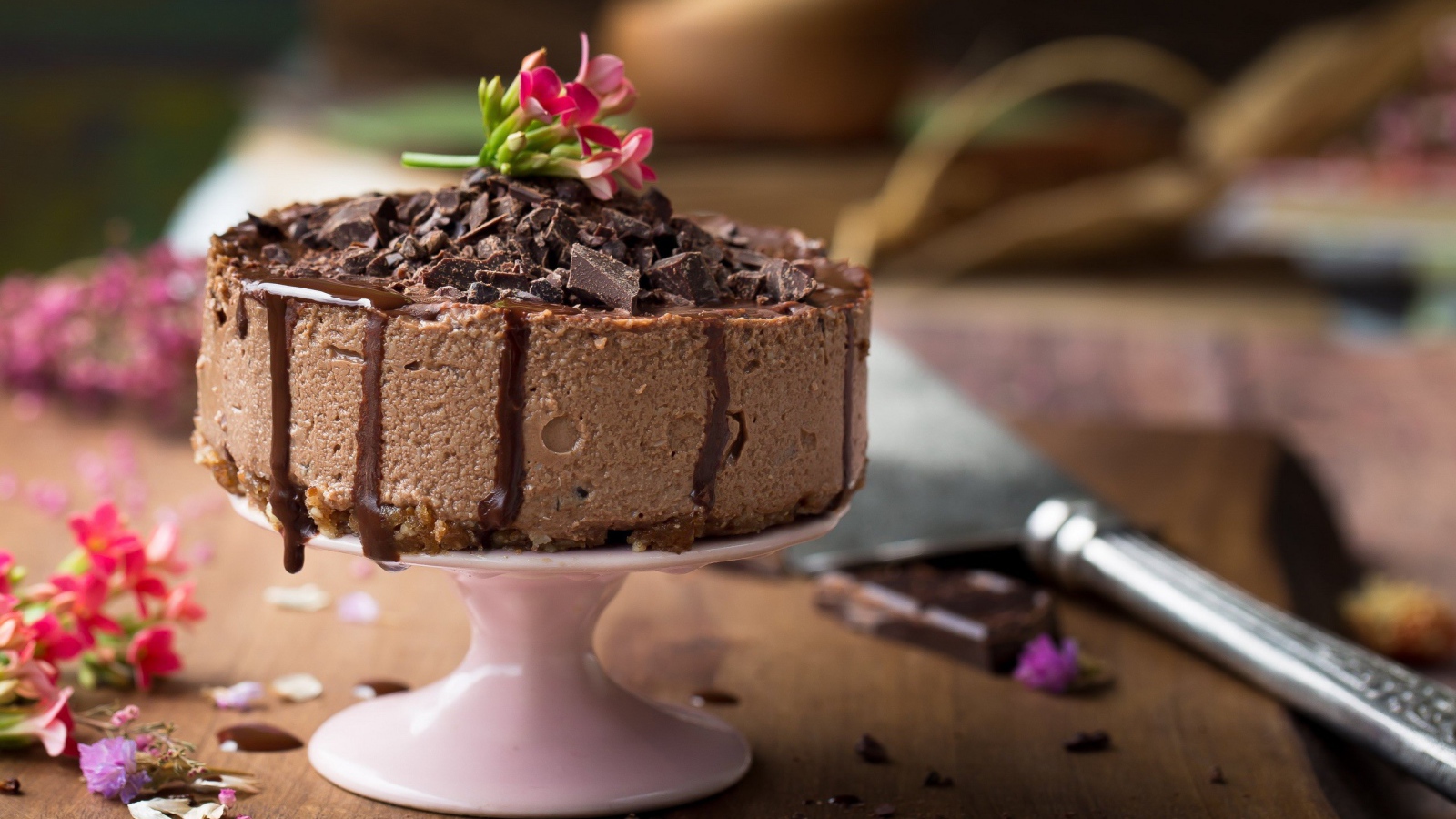 Аппетитное пирожное с кусочками шоколада 