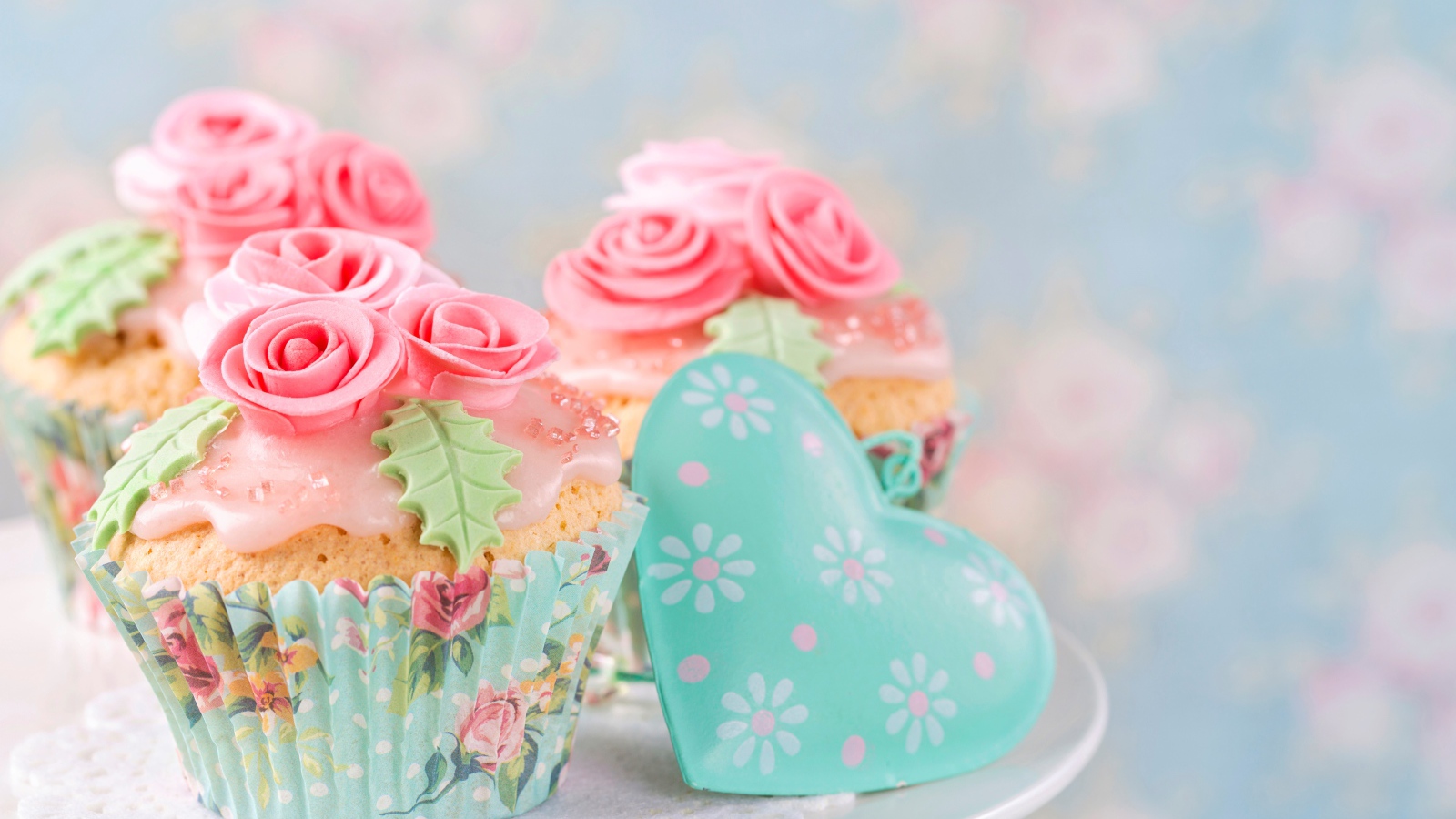 Аппетитные капкейки с розовыми розами из мастики и сердцем