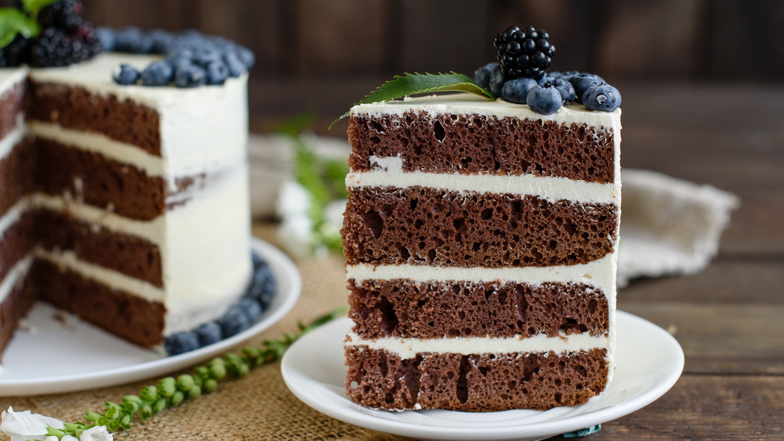 Аппетитный кофейный торт с кремом и ягодами черники и ежевики